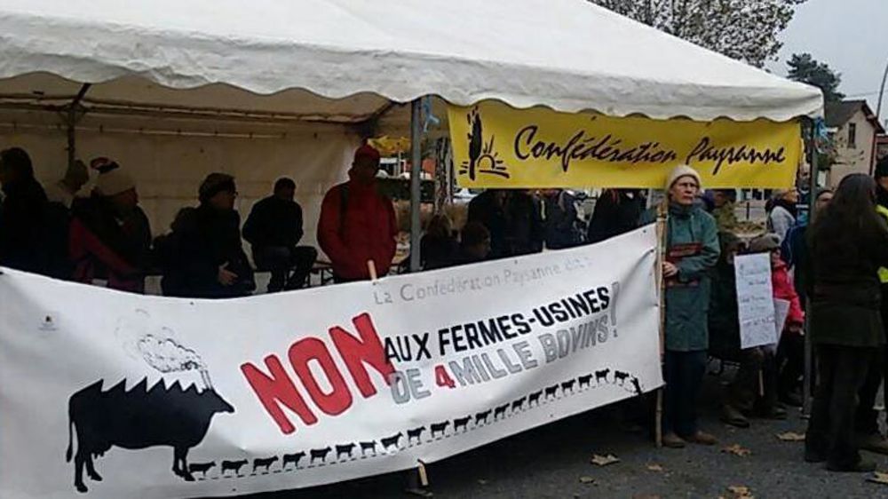 Entre 300 et 400 personnes s’étaient réunies le 7 novembre, à l’appel de la Confédération paysanne, pour une marche dans le village de Digoin, dans la Saône-et-Loire, contre la « ferme des 4 000 bovins ». © Twitter/Confédération paysanne